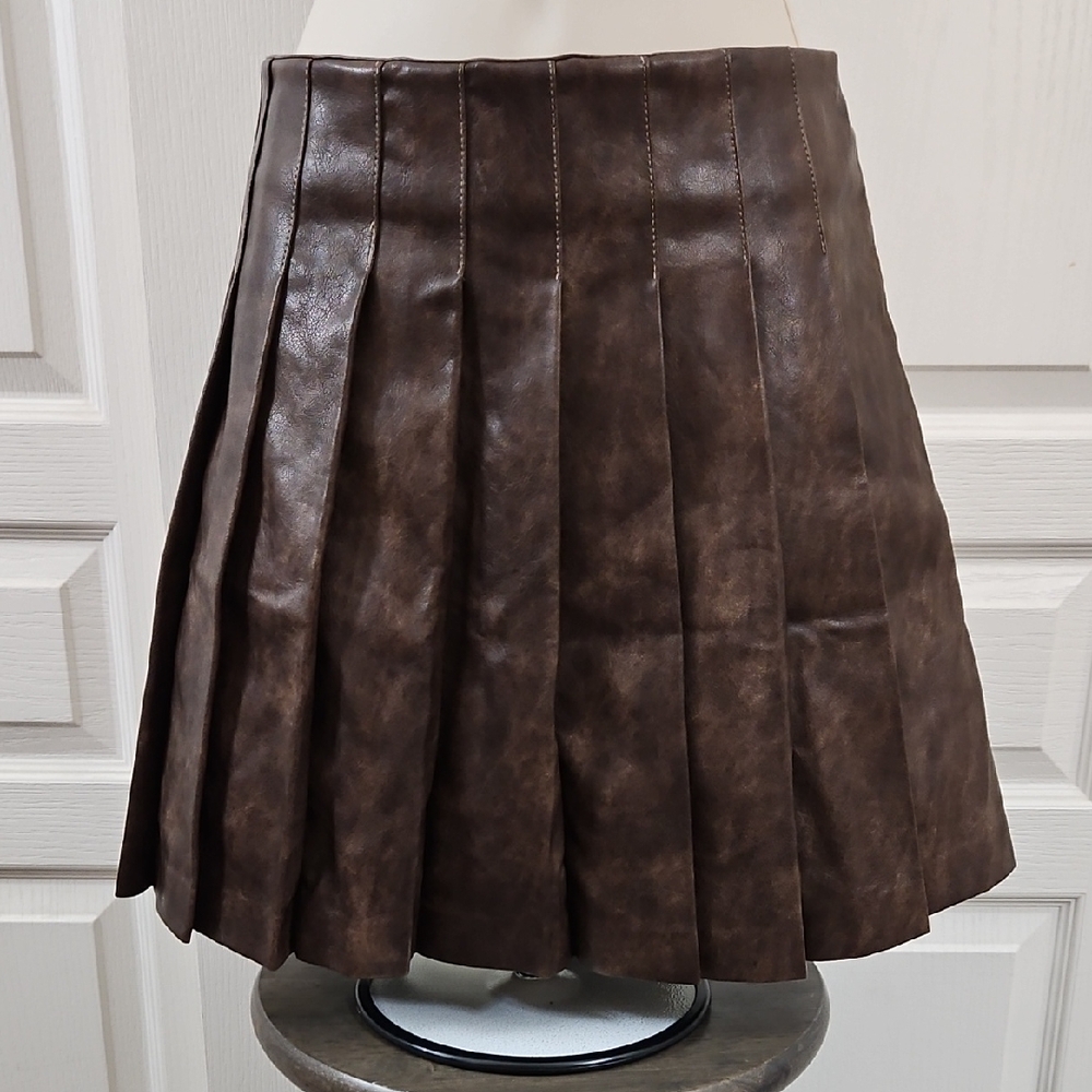 VICI | Front Runner Pleated Leather Mini Skirt. Espresso Brown Size L - Picture 3 of 11